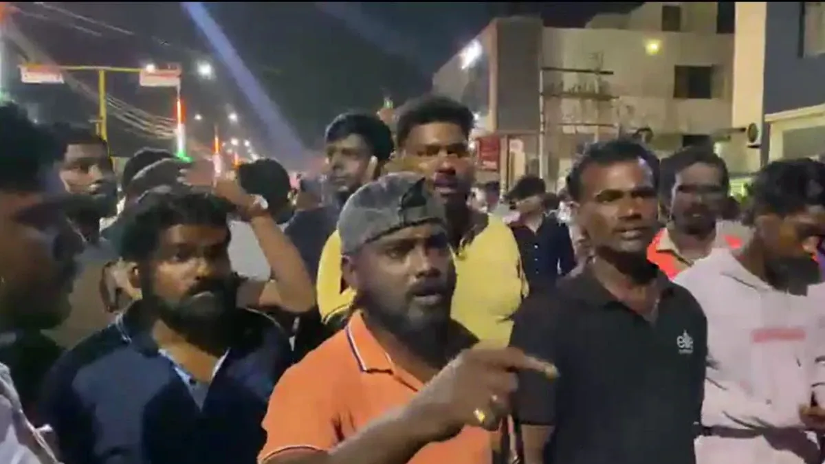 Protesters on the road in Neelankarai demanding the accused's arrest.