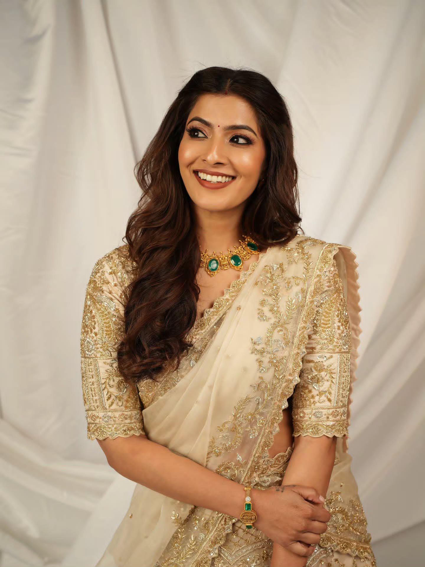 Royal style of Varalakshmi Sarathkumar in lehenga