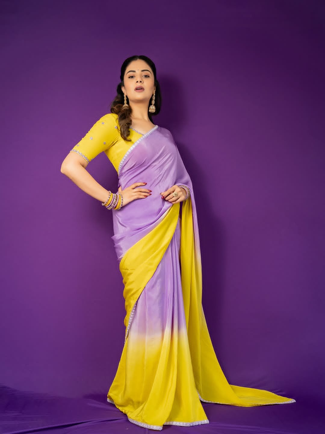 Brilliant Saree Look of Shrimukhi with Wavy Yellow Pallu